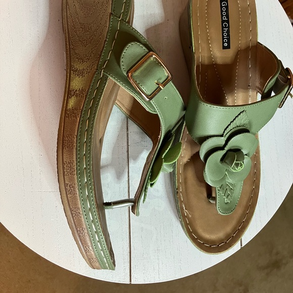Good Choice size 10 Green Thong lightweight sandal 2.5 wedge - Picture 3 of 6